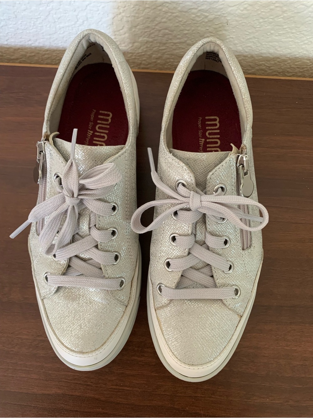 Munro Women's Metallic Silver Lace-Up Sneaker with Side Zipper Size 7M
